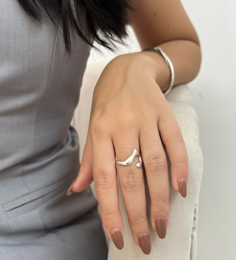 ANEL CURVAS ORGANIC COM BANHO EM RÓDIO BRANCO