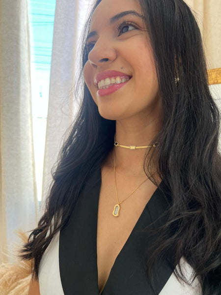 COLAR TRAÇO BANHADO EM OURO 18K COM CANETA EM RÓDIO BRANCO